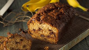 Pão de banana com chocolate (Imagem: Brent Hofacker | Shutterstock)