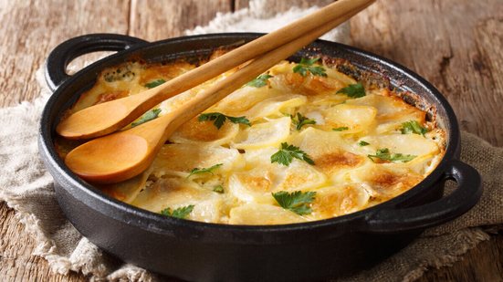 Peixe gratinado (Imagem: AS FoodStudio | Shutterstock)
