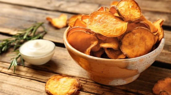Chips de batata-doce com alecrim (Imagem: New Africa | Shutterstock)