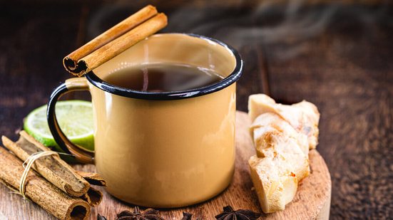 Quentão de cachaça (Imagem: RHJPhtotos | Shutterstock)