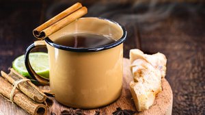 Quentão de cachaça (Imagem: RHJPhtotos | Shutterstock)