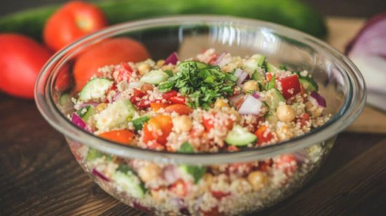 Salada de quinoa com grão-de-bico, tomate e pepino (Imagem: Megan Betteridge | Shutterstock)