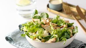 Salada de rúcula com alface e frango (Imagem: vasanty | Shutterstock)