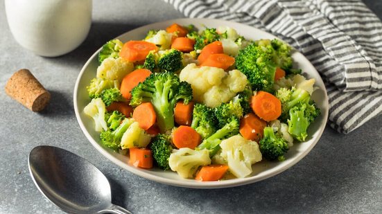 Salada de brócolis com cenoura e couve-flor (Imagem: Brent Hofacker | Shutterstock)