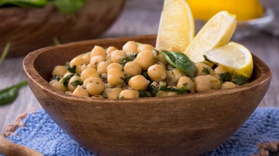 Salada de grão-de-bico com espinafre (Imagem: olepeshkina | Shutterstock)