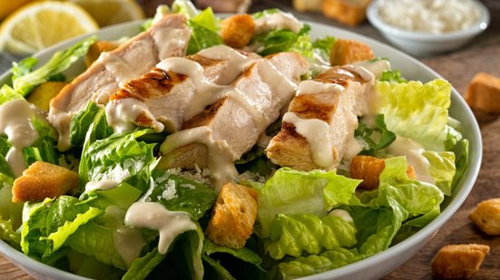 Salada caesar (Imagem: Foodio | Shutterstock)