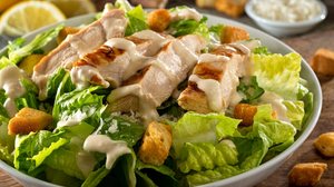 Salada caesar (Imagem: Foodio | Shutterstock)
