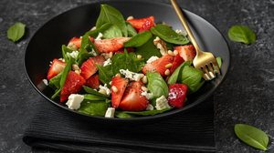 Salada de espinafre com morango e queijo feta (Imagem: Kattecat | Shutterstock)