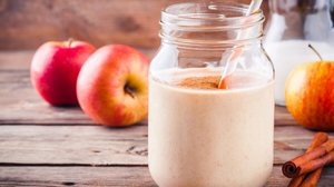 Shake vegano de maçã com canela (Imagem: nblx | Shutterstock)