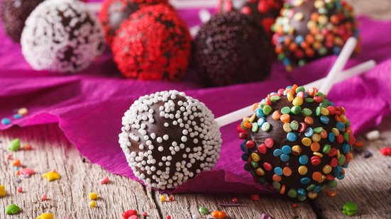 Bolo no palito (Imagem: AS Foodstudio | Shutterstock)