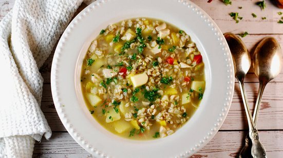 Sopa de cevadinha com frango (Imagem: Leonori | Shutterstock)