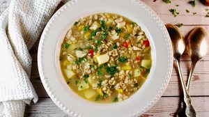 Sopa de cevadinha com frango (Imagem: Leonori | Shutterstock)