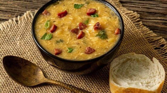 Sopa de mandioquinha com frango e bacon (Imagem: Estudio Originar | Shutterstock)