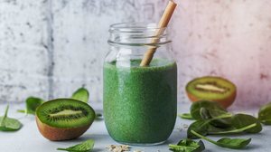 Suco de kiwi com espinafre (Imagem: ascalurmen | Shutterstock)