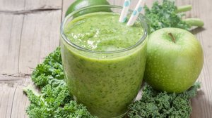 Suco verde de couve com limão (Imagem: Elena Shashkina | Shutterstock)