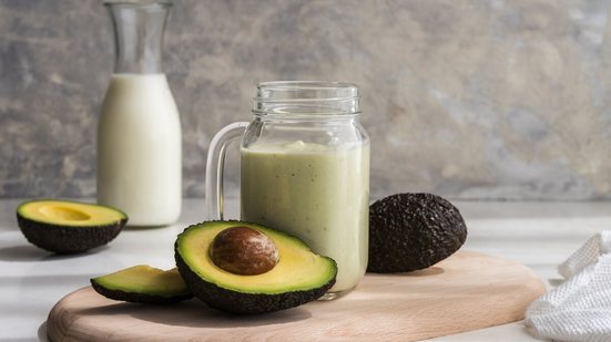 Vitamina de abacate com leite em pó e pistache (Imagem: Hrendon | Shutterstock)