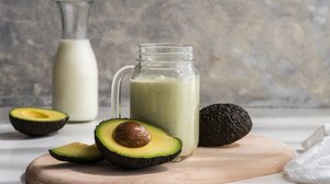 Vitamina de abacate com leite em pó e pistache (Imagem: Hrendon | Shutterstock)