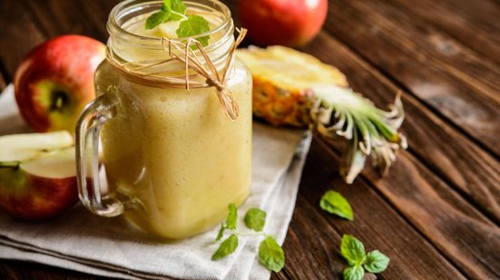Vitamina digestiva de abacaxi com maçã (Imagem: NoirChocolate | Shutterstock)
