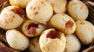 Pão de queijo com calabresa (Imagem: rocharibeiro | Shutterstock)
