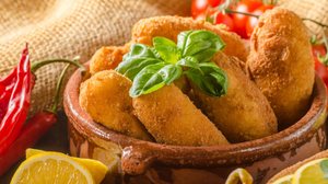 Croquete de frango com purê de batata-doce (Imagem: Stepanek Photography | Shutterstock)