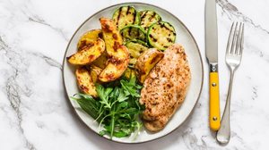 Frango assado com abobrinha e batata (Imagem: Kiian Oksana  | Shutterstock)