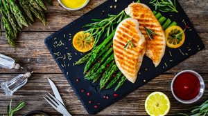 Frango grelhado com aspargos (Imagem: Jacek Chabraszewski | Shutterstock)