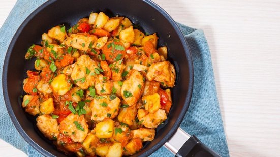 Frango com vegetais (Imagem: siamionau pavel | Shutterstock)