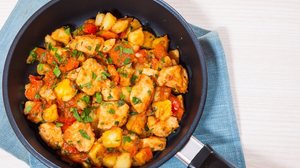 Frango com vegetais (Imagem: siamionau pavel | Shutterstock)