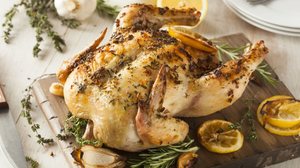 Frango assado com ervas e limão (Imagem: Brent Hofacker | Shutterstock)