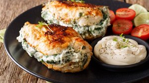 Frango recheado com ricota e espinafre (Imagem: AS Foodstudio | Shutterstock)