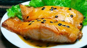Salmão ao molho de maracujá (Imagem: rocharibeiro | Shutterstock)
