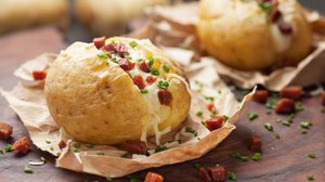 Batata recheada com queijo e bacon (Imagem: tmalucelli | Shutterstock)