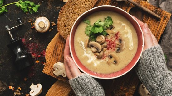 Sopa de cogumelo (Imagem: Yulia Gust | Shutterstock)