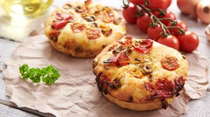 Pão com tomate e azeitona (Imagem: Piotr Krzeslak | Shutterstock)