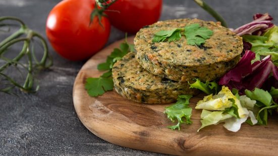 Hambúrguer de feijão-branco com ora-pro-nóbis (Imagem: ilolab | Shutterstock)