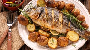 Peixe assado com batata (Imagem: Wideonet | Shutterstock)