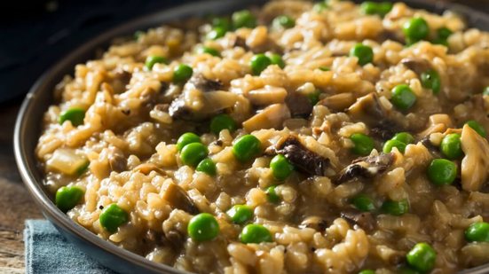 Risoto de cogumelo e ervilha (Imagem: Brent Hofacker | Shutterstock)