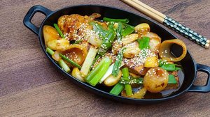Tofu grelhado com alho e molho coreano (Imagem: Annisarafi31 | Shutterstock)