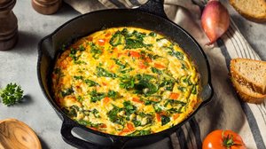 Omelete de espinafre e tomate (Imagem: Brent Hofacker | Shutterstock)