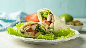 Wrap de frango com abacate (Imagem: MariaKovaleva | Shutterstock)