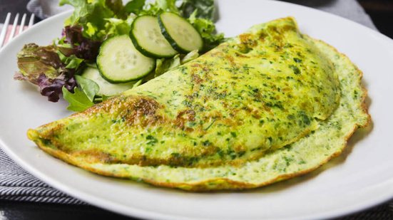 Omelete com espinafre (Imagem: Photo_Olivia | Shutterstock)