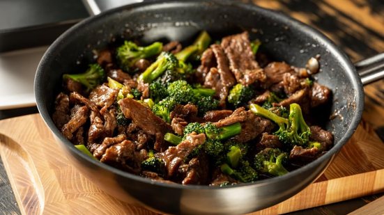 Tiras de bife com brócolis (Imagem: Anton Chernov | Shutterstock)