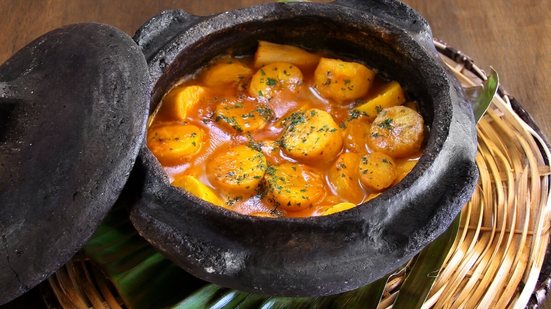 Moqueca de banana-da-terra (Imagem: lhmfoto | Shutterstock)