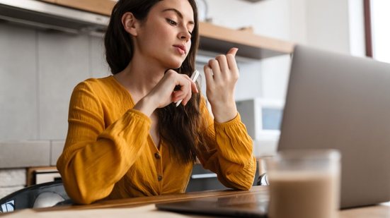 Roer as unhas é um hábito prejudicial para a saúde (Imagem: Dean Drobot | Shutterstock)