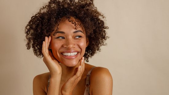 Adotar rituais de cuidado com a pele para o Ano-Novo ajuda a iniciar a nova etapa com aparência renovada (Imagem: Friends Stock | Shutterstock)