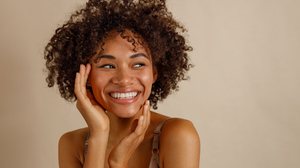 Adotar rituais de cuidado com a pele para o Ano-Novo ajuda a iniciar a nova etapa com aparência renovada (Imagem: Friends Stock | Shutterstock)