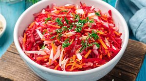 Salada detox colorida (Imagem: FotosDo | Shutterstock)