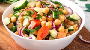 Salada de grão-de-bico com pepino e tomate (Imagem: Svetlana Monyakova | Shutterstock)