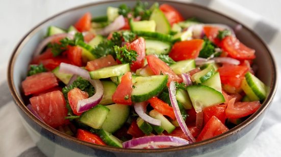 Salada de pepino com tomate e melancia (Imagem: Liudmyla Chuhunova | Shutterstock)