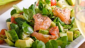 Salada de rúcula com salmão e abacate (Imagem: Liliya Kandrashevich | Shutterstock)